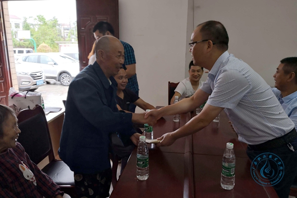 周长洪的父亲接受爱心捐款 周长洪的父亲接受爱心捐款